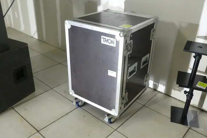 15HE Profi Rack 45 mit Rollen, mit Inhalt